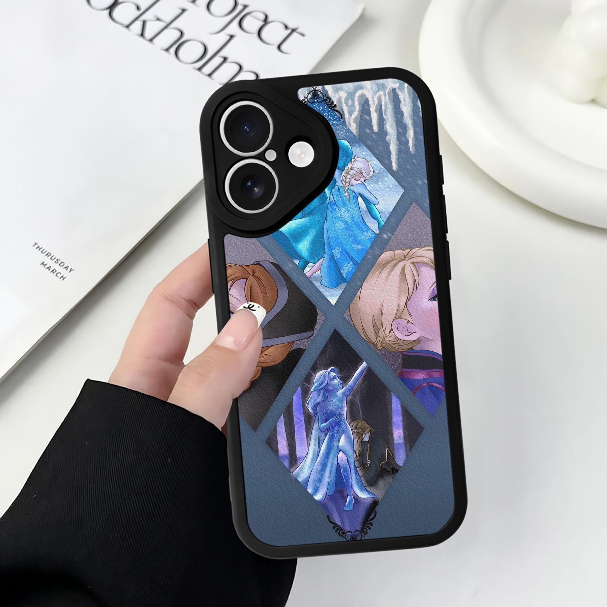 （画像用） アナと雪の女王 アンナ エルサ Frozen Anna Elsa 【iPhone 16シリーズ対応】シリコンスマホケース（レザー調） 材質：シリコン